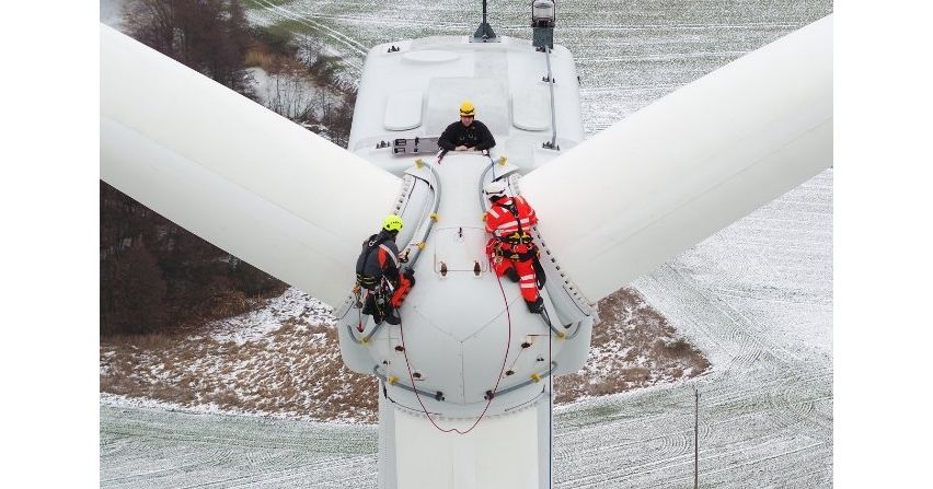Pracownicy PGE EO będą samodzielnie naprawiać łopaty turbin wiatrowych