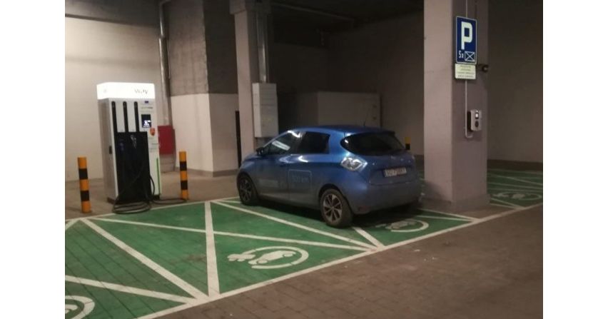 Pierwszy magazyn energii elektrycznej zintegrowany ze stacją ładowania pojazdów ev