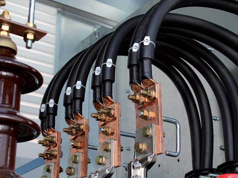 Układanie kabli i przewodów, czyli jak prowadzić i oznaczać trasy kablowe
