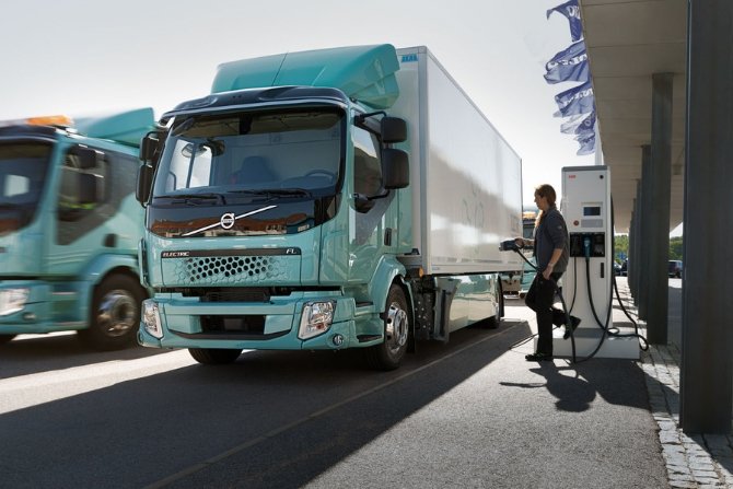 Volvo rozpoczęło sprzedaż elektrycznych samochodów ciężarowych