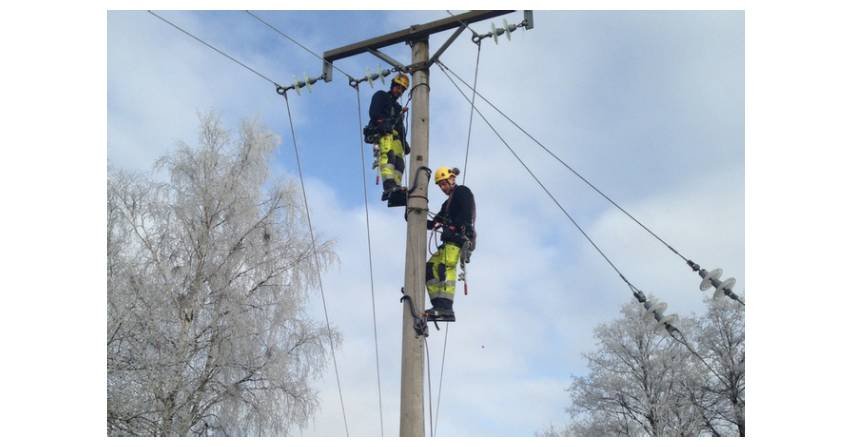 Praca na wysokościach a linie wysokiego napięcia