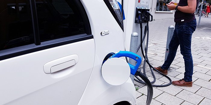 Polacy bardziej chcą elektryków niż Niemcy