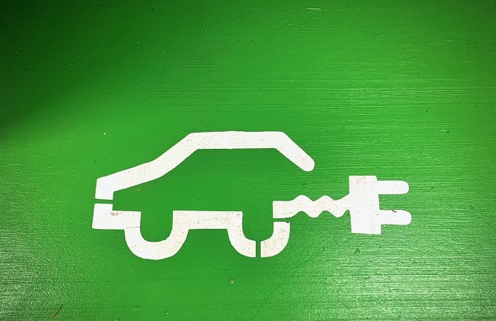 Resort klimatu: dotacje na punkty ładowania dla elektryków