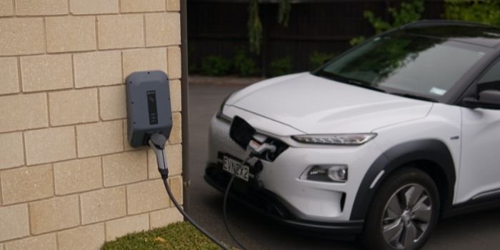 Więcej samochodów elektrycznych jeździ po polskich drogach