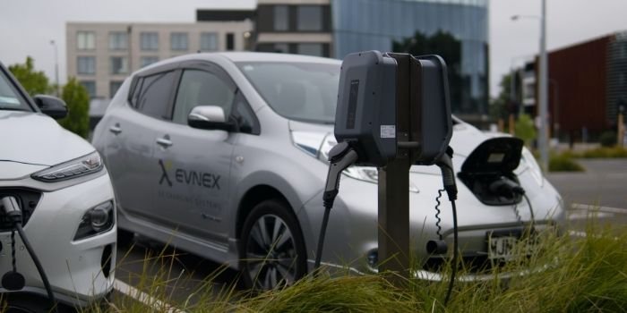 Średnioterminowe prognozy liczby punktów ładowania pojazdów elektrycznych w Polsce oraz w wybranych krajach