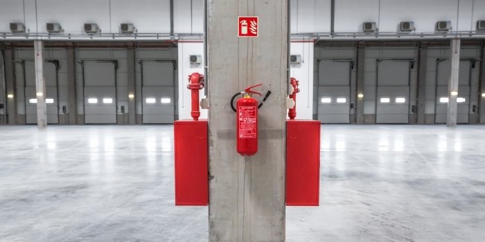 Wybrane aspekty wymagań zasilaczy stosowanych do urządzeń przeciwpożarowych – na przykładzie zasilacza do napędów bram napowietrzających UZS-230V-1kW-1F firmy EVER