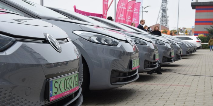 Barometr ARVAL: coraz więcej firm chce mieć w swojej flocie auta elektryczne