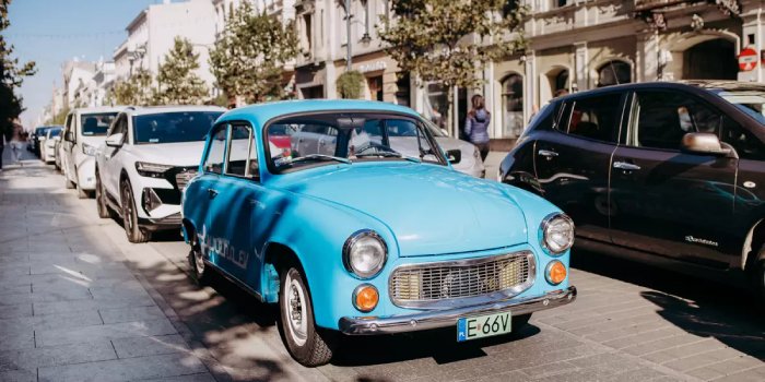 Parada samochodów elektrycznych ulicami Łodzi