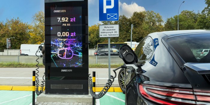 W Sadyba Best Mall w Warszawie działa bezpłatna stacja ładowania aut elektrycznych
