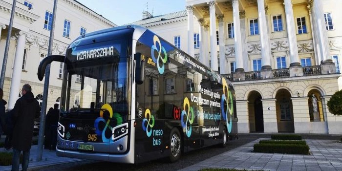 Po Warszawie jeździ NesoBus – pierwszy polski autobus wodorowy