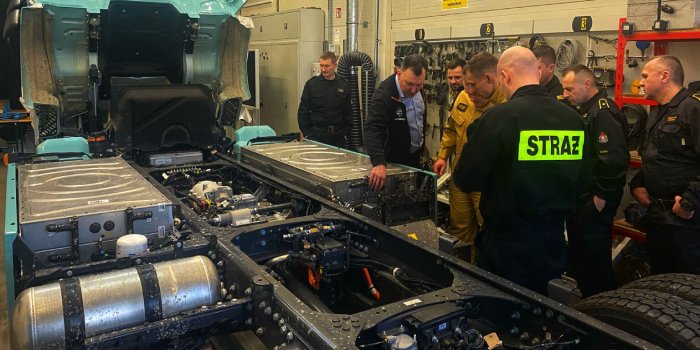 Volvo Trucks zorganizowało strażakom szkolenie z budowy elektrycznej ciężarówki