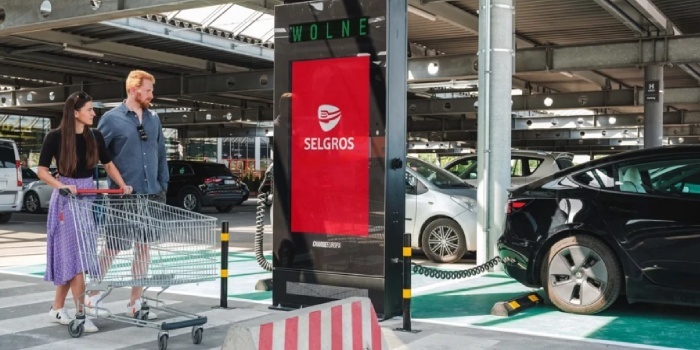 Selgros wybuduje sieć punktów ładowania pojazdów elektrycznych