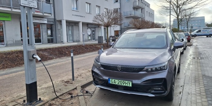 W Gdyni można naładować samochód elektryczny prosto z latarni