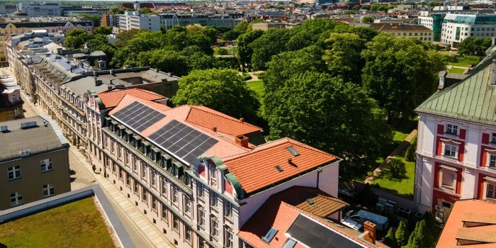Panele fotowoltaiczne na dachu Urzędu Miasta Poznania