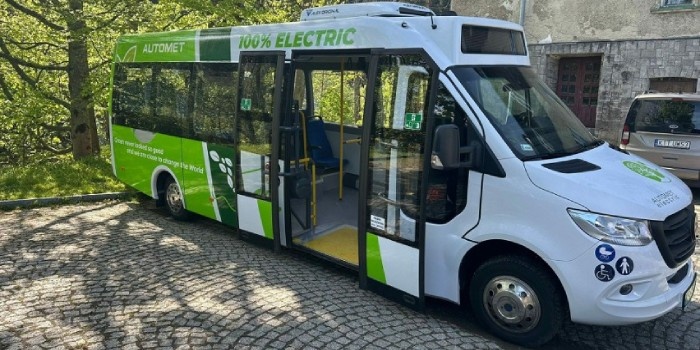 Elektryczne busy już czekają, by wozić turystów na trasie do Morskiego Oka
