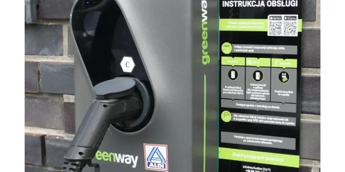 Na parkingach ALDI stanęły stacje ładowania GreenWay