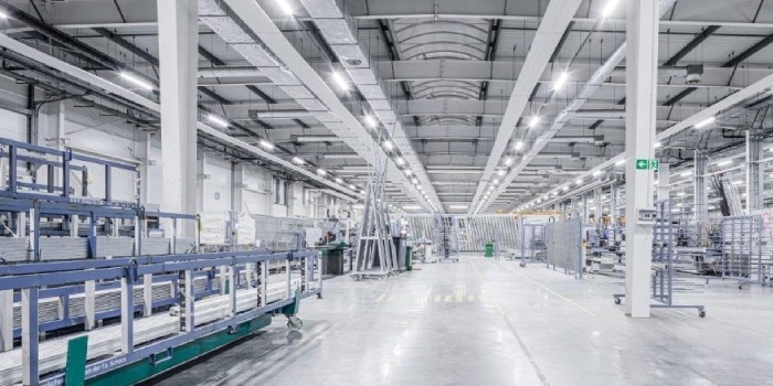 Nowa lampa przemysłowa o wysokiej efektywności świetlnej w ofercie Lena Lighting