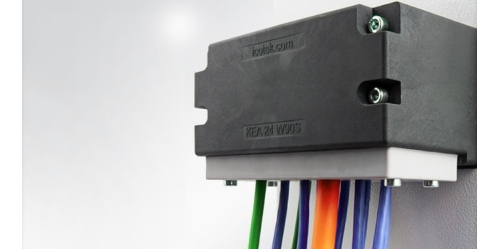 Adapter do wprowadzania kabli pod kątem 90° do obudowy