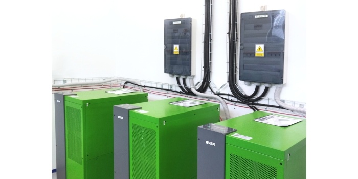 UPS w firmie produkcyjnej – klucz do ciągłości pracy i efektywności operacyjnej