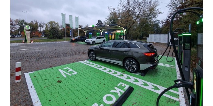 Coraz bardziej zagęszcza się sieć stacji ładowania elektryków w Polsce