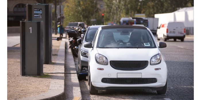 Ponad 60% Polaków boi się pożaru baterii w elektrykach – czy to lęk uzasadniony?