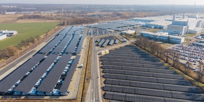 Przy gliwickiej fabryce Stellantis powstał carport fotowoltaiczny na 1200 aut