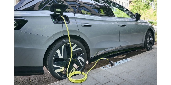 W Niemczech ładowarki do elektryków są montowane w krawężnikach