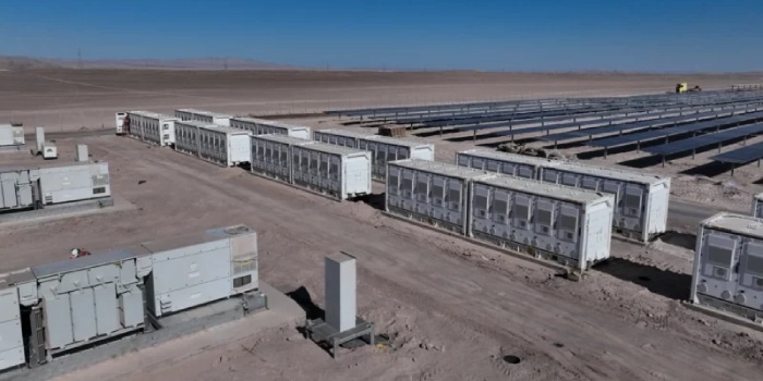 Hiszpanie zbudowali ogromny bateryjny magazyn energii na pustyni Atacama