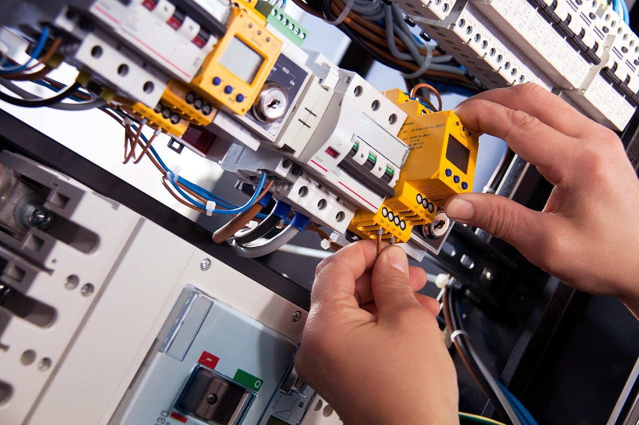 Instalacje elektryczne w domu modułowym – co warto wiedzieć przed budową?