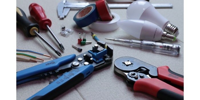 Jakie narzędzia powinny znaleźć się w profesjonalnym wyposażeniu elektryka?