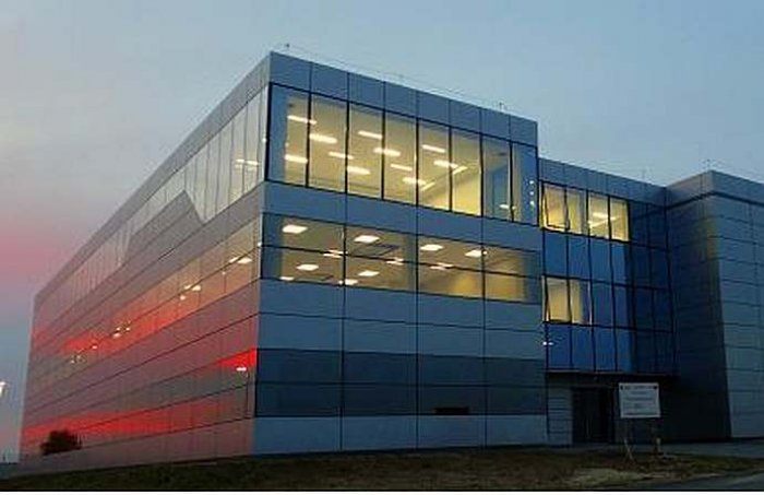 Fot. 1. Nowoczesne data center w Alwerni pod Krakowem zbudowane przez firmę Polcom [źr&oacute;dło: http://biznes.interia.pl/gieldy/news/polcom-zakonczyl-budowe-nowego-data-center,2242980,1844]
