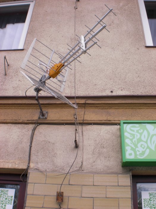 Antena jako dodatkowy przewód odprowadzający.