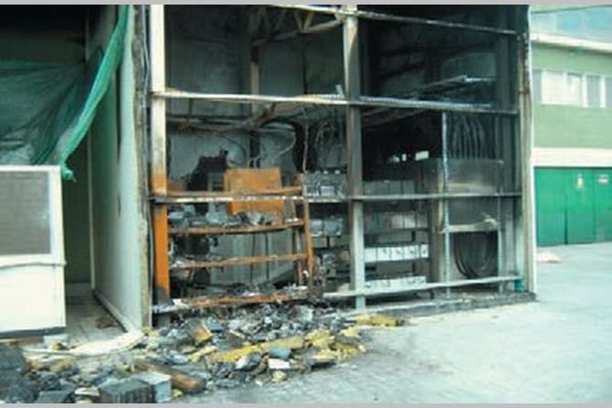 Na zdjęciu: pomieszczenie bateryjne zasilacza UPS po wybuchu wodoru Fot. J. Wiatr