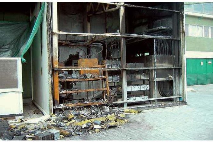 Na zdjęciu: pomieszczenie bateryjne zasilacza UPS po wybuchu wodoru Fot. archiwum autor&oacute;w (J. Wiatr, K. Herlender)
