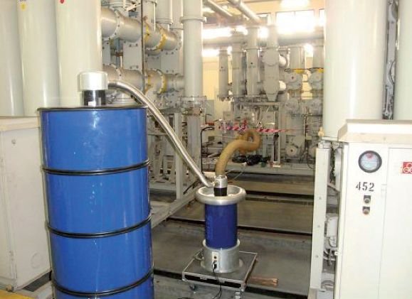 Rys. 14.  
Próba okresowa linii kablowej znajdującej się w eksploatacji od 30 lat. Linia XLPE na napięcie 66 kV o długości 2,2 km. System pomiarowy OWTS HV250 jest podłączony do jednej z faz linii kablowej