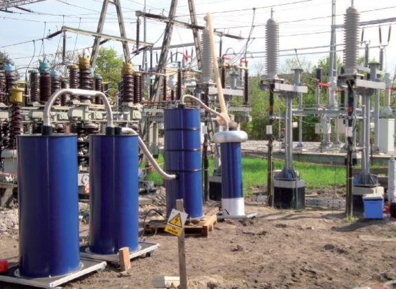 Rys. 8.  
Badania napięciem przemiennym tłumionym DAC linii kablowej po jej zainstalowaniu. Kable o izolacji z polietylenu usieciowanego XLPE na napięcie 64/110 kV. System pomiarowy OWTS HV250 jest podłączony do jednej 
z faz linii kablowej o długości .
