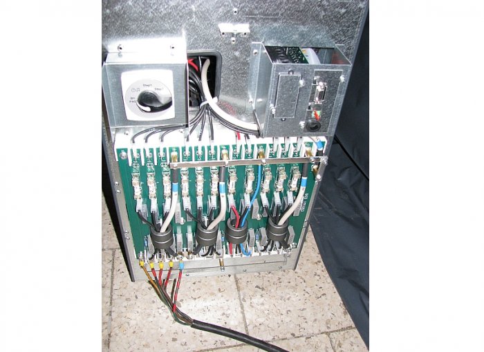 Fot. 1. Układy wejściowe zasilacza UPS o mocy 100 kVA