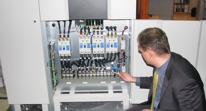 Fot. 2. Przykład zabezpieczeń poszczególnych obwodów zasilacza UPS o mocy 100 kVA