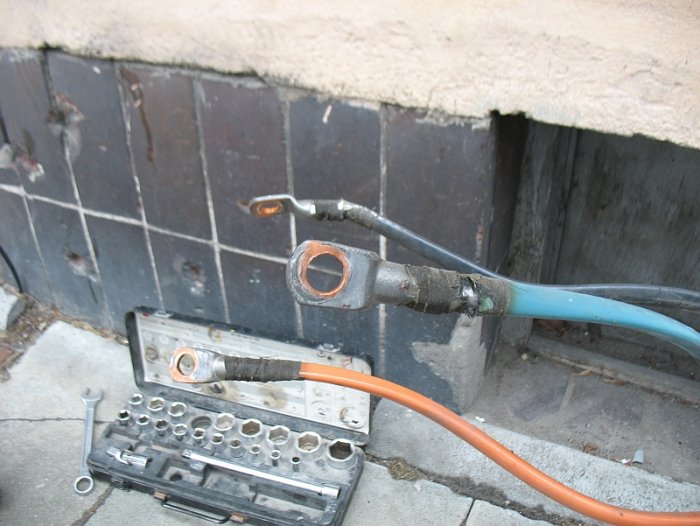 Fot. 1. Przykład błędnego zaprasowania końcówki miedzianej na kablu aluminiowym