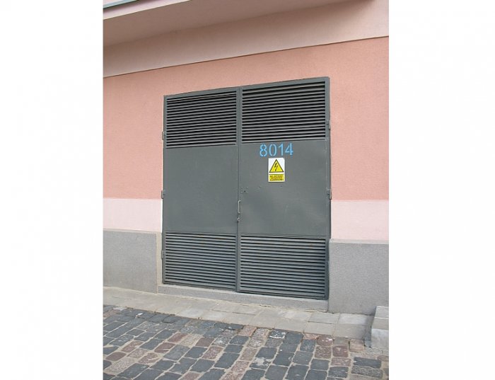 Fot. 1. Pomiar temperatury z użyciem kamery termowizyjnej przy drzwiach komory transformatora we wnętrzowej stacji transformatorowej