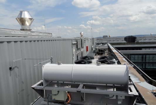Fot. 9. Zbiornik z paliwem do zasilania zespołów prądotwórczych zainstalowanych na dachu budynku firmy 1&1 w Karlsruhe [13]