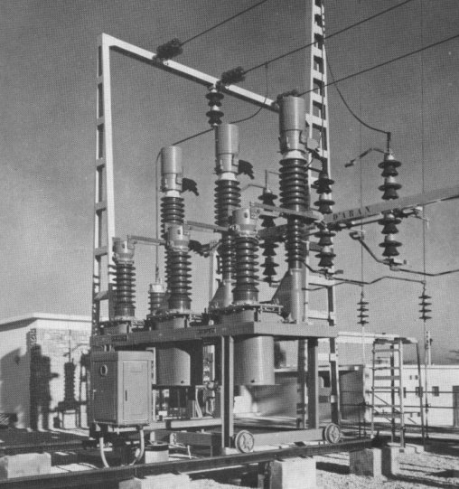 Fot. 4. Małoolejowy wyłącznik wysuwny 72,5 kV typu HPGE 9–12