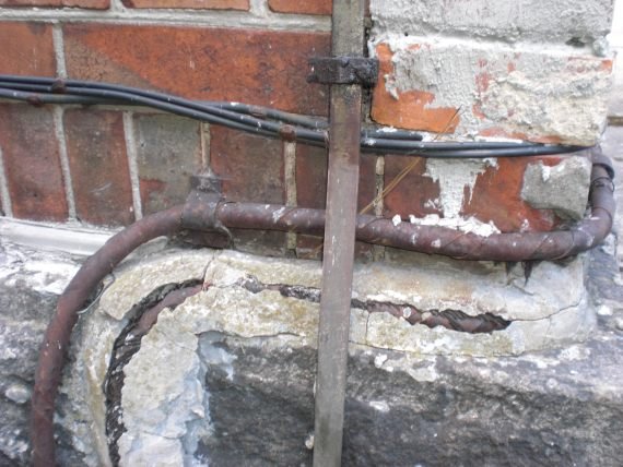Robią czym mają, przewód instalacyjny czy kabel ziemny to dla niektórych wykonawców to samo