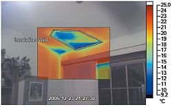 Fot. 1. Zdjęcie termograficzne nałożone na obraz w świetle widzialnym. Termogram pokazuje wadę w izolacji sufitu poddasza
