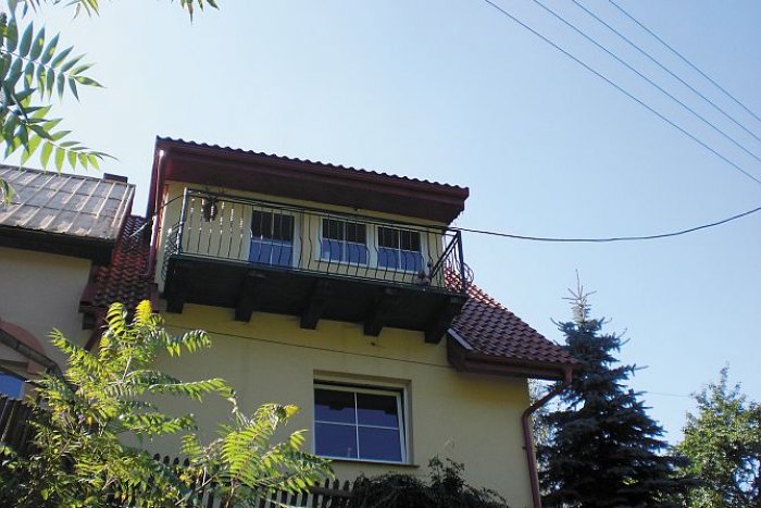 Pomysłowy sposób prowadzenia kabla przyłącza do linii napowietrznej