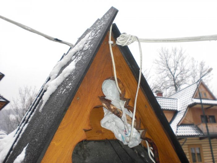Kolejny przykład niechlujstwa w wielu aspektach.