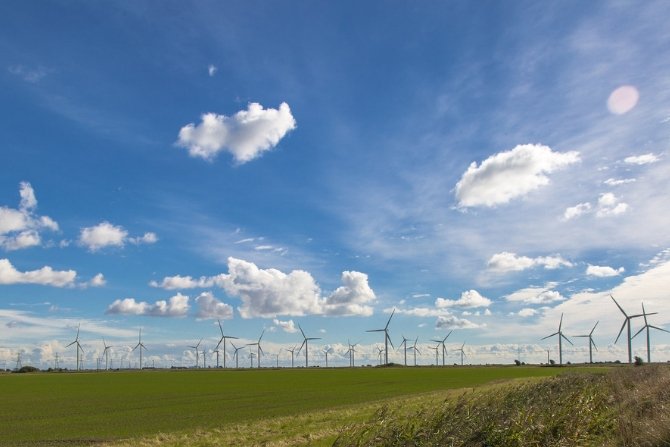 Ogromna farma wiatrowa na jeziorze
Fot. pixabay.com