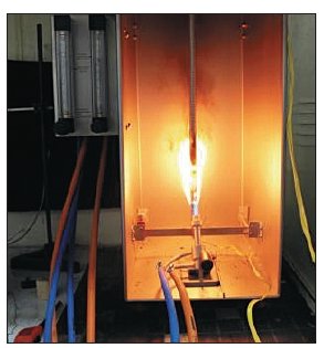 Fot. 2.  
Badanie rozprzestrzeniania się płomienia po pojedynczym kablu wg PN EN 60332-2-1. Atest-Gaz A.M. ­Pachole Sp.j.