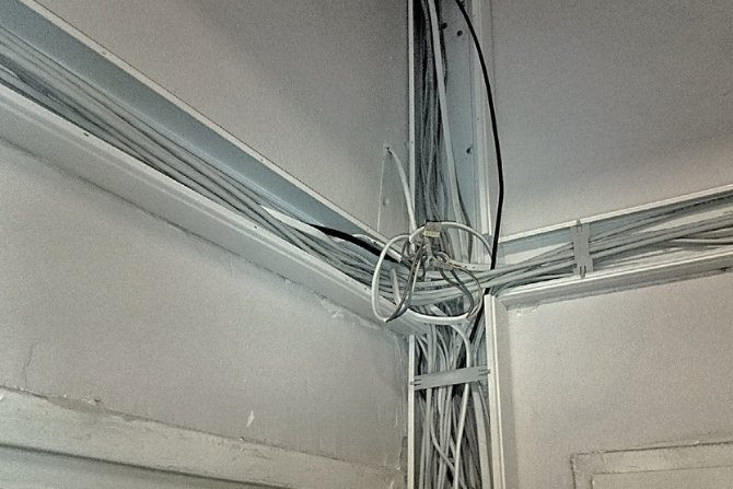 Często w rozbudowywanych instalacjach liczba przewodów znacznie się powiększa – szkoda, że instalatorzy zapominają o podstawowych zasadach prowadzenia tego typu tras