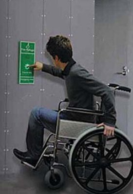 Fot. 2.  
Zdjęcie miejsca ewakuacji niepełnosprawnych z punktem przywoławczym [1]